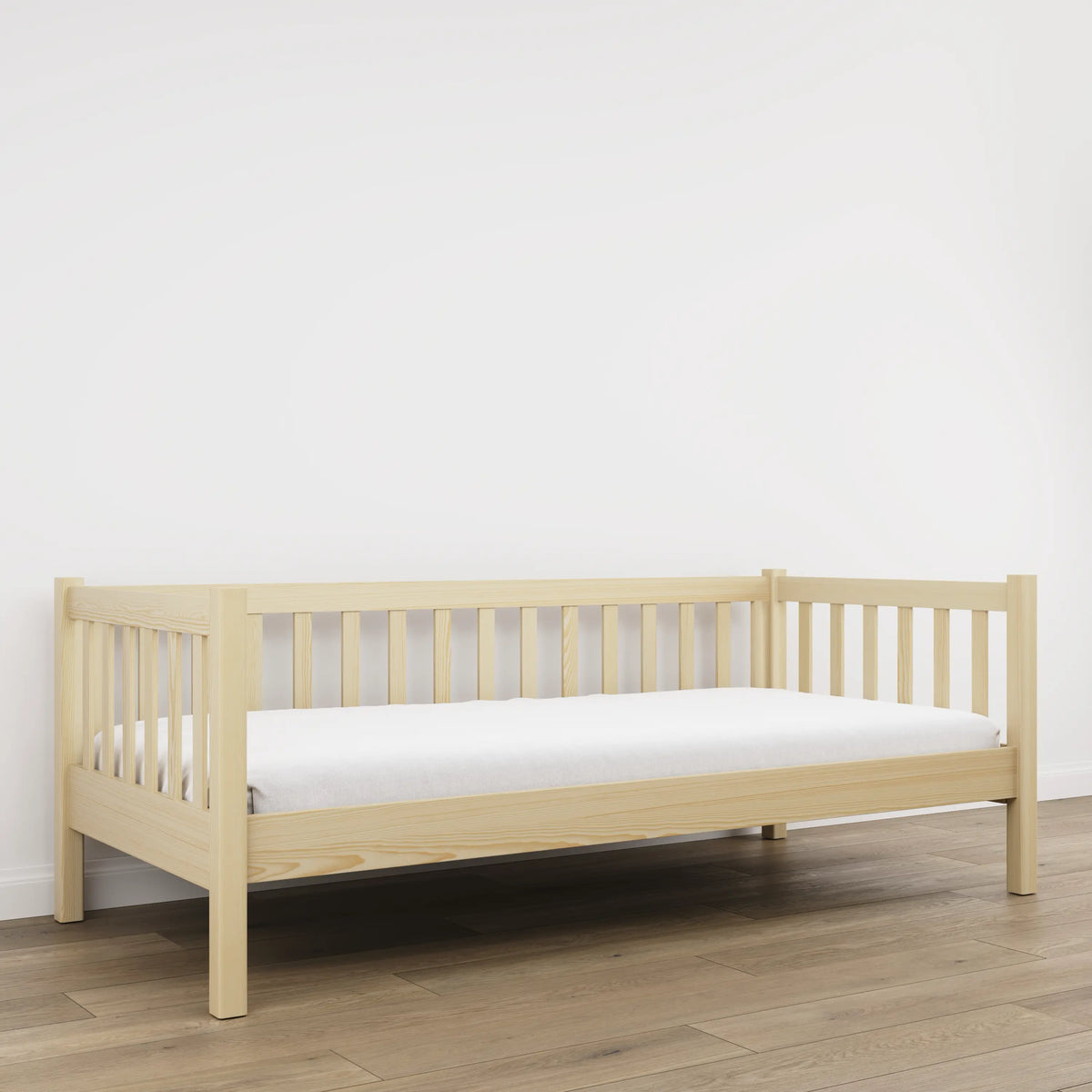 Bespalvė pušinė sofa-lova - medinis šoninis barjeras, saugus vaikams