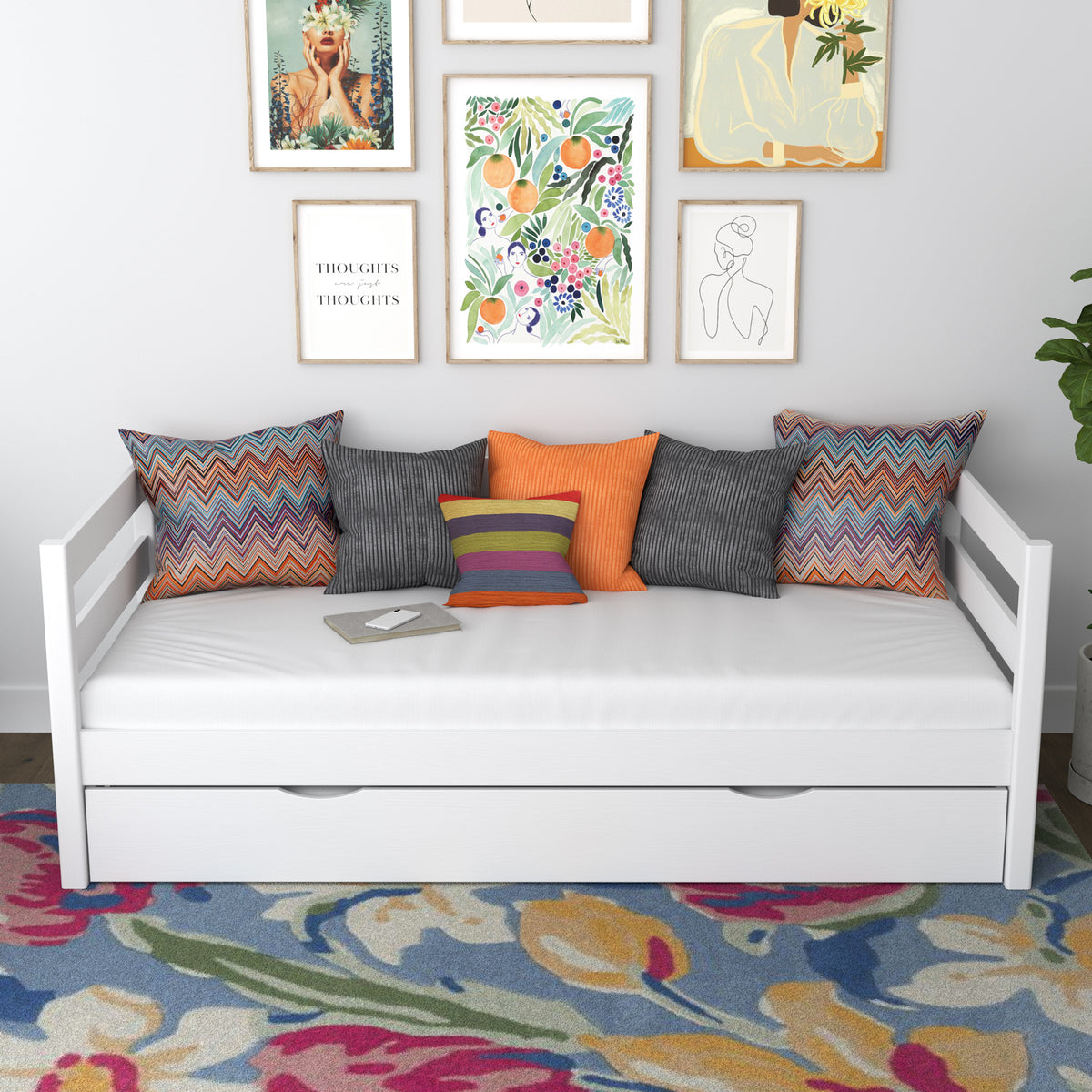 Balta sofa-lova – medinė šoninė užtvara, vaizdas iš šono, Nizio