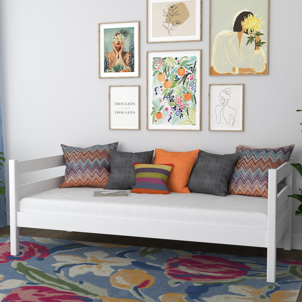 Balta sofa-lova - medinis šoninis barjeras, saugus vaikams