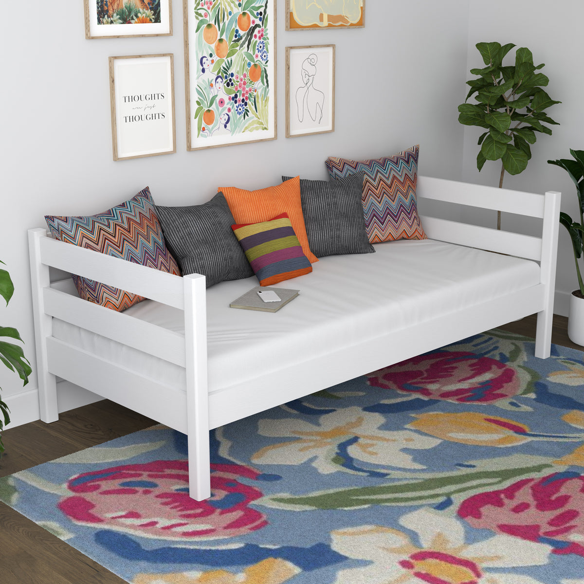 Balta medinė sofa-lova – vaizdas iš šono, baldų forma ir proporcijos