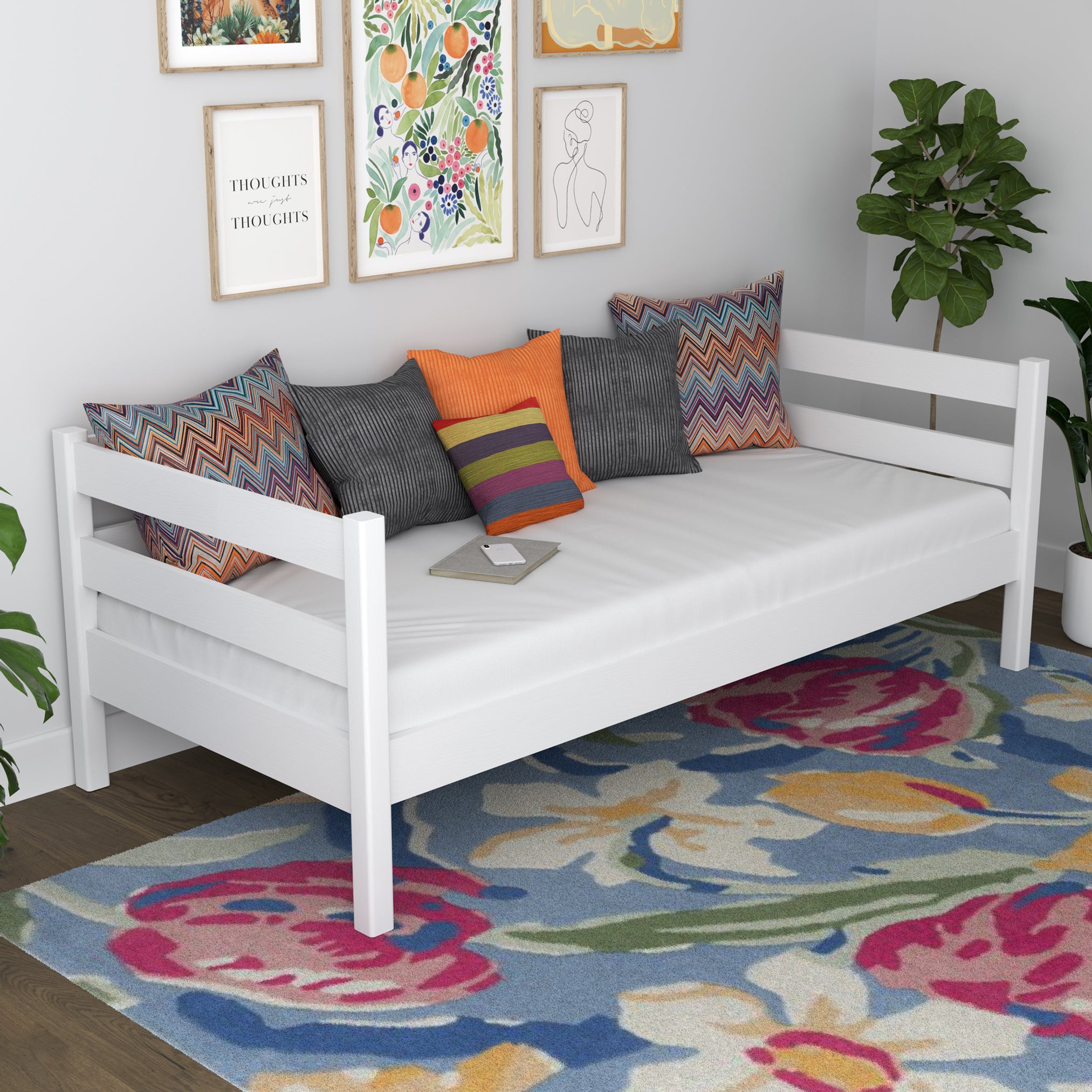 Balta medinė sofa-lova – vaizdas iš šono, baldų forma ir proporcijos
