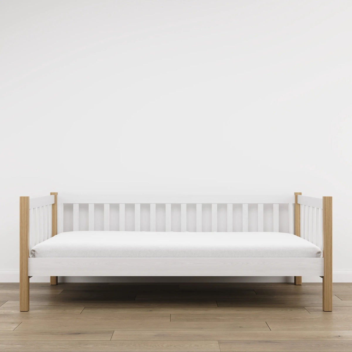 Balta medinė sofa-lova su ąžuolu - vaizdas nuo galvūgalio, vaikų kambarys