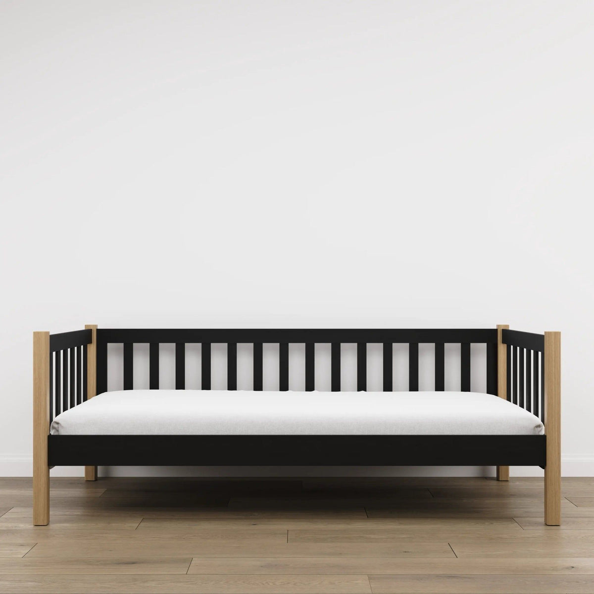 Juoda medinė sofa-lova su ąžuolu - vaizdas nuo galvūgalio, vaikų kambarys