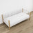 Balta sofa-lova su ąžuolu - medinės kojos ir pagrindas, detalių stambiu planu