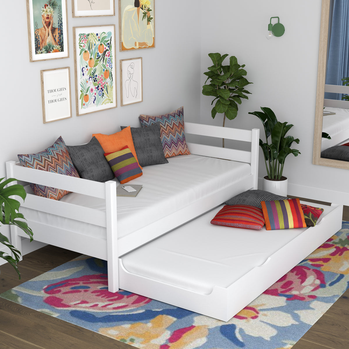 Balta medinė sofa-lova - čiužinio stalčius prailgintas, svečiams