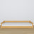 Žema medinė lova, natūrali pušis - žemas rėmas, vaizdas iš šono, Scandi miegamasis