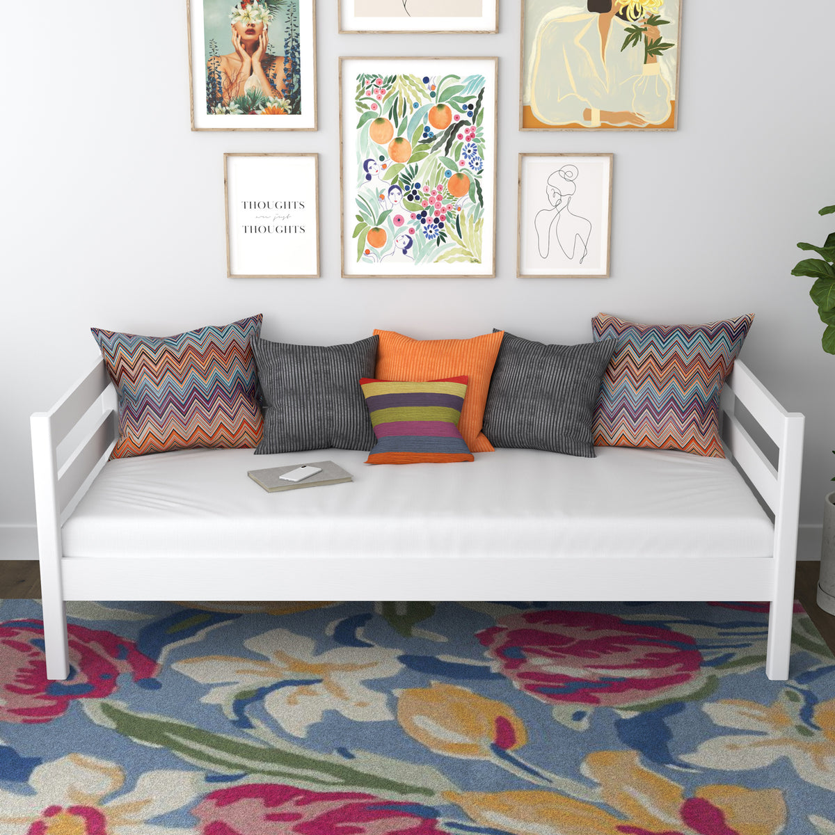 Balta sofa-lova vaikų kambaryje - skani išdėstymas, medinė