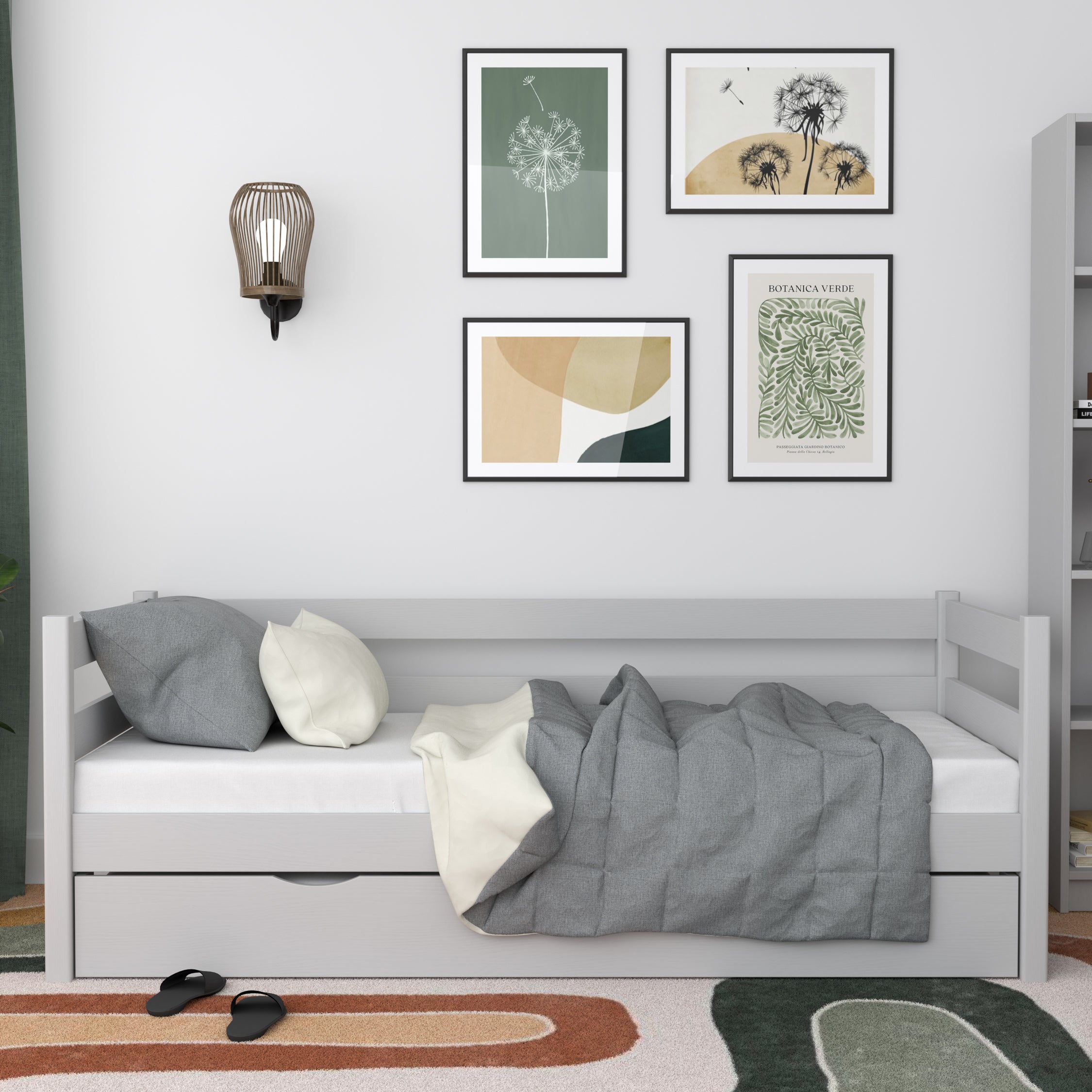 Pilka sofa-lova – medinė šoninė užtvara, vaizdas iš šono, Nizio