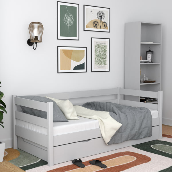 Łóżko sofa popielaty z szufladą na materac – drewniane, Nizio Home