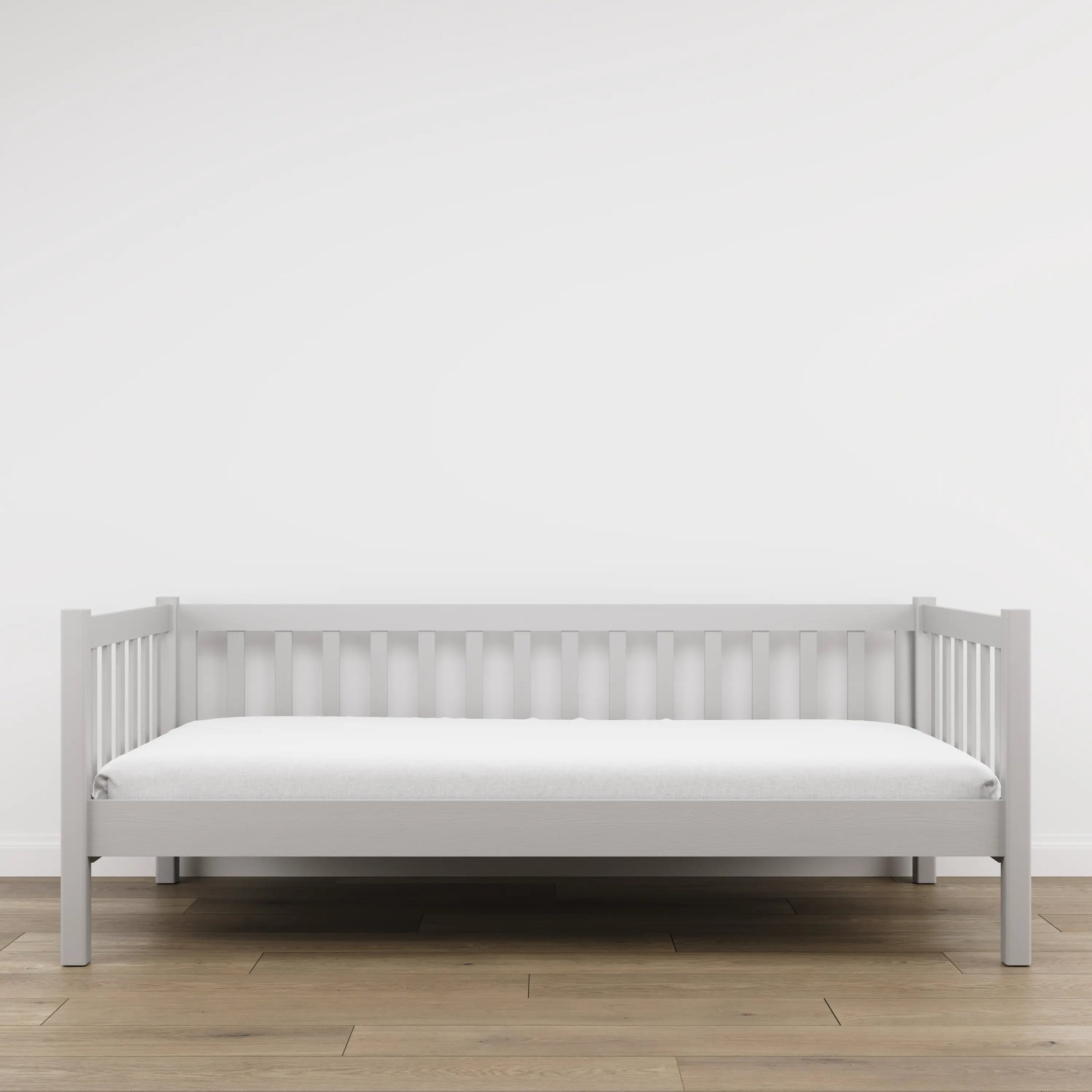 Pilkos spalvos medinė sofa-lova – vaizdas iš šono, baldų forma ir proporcijos