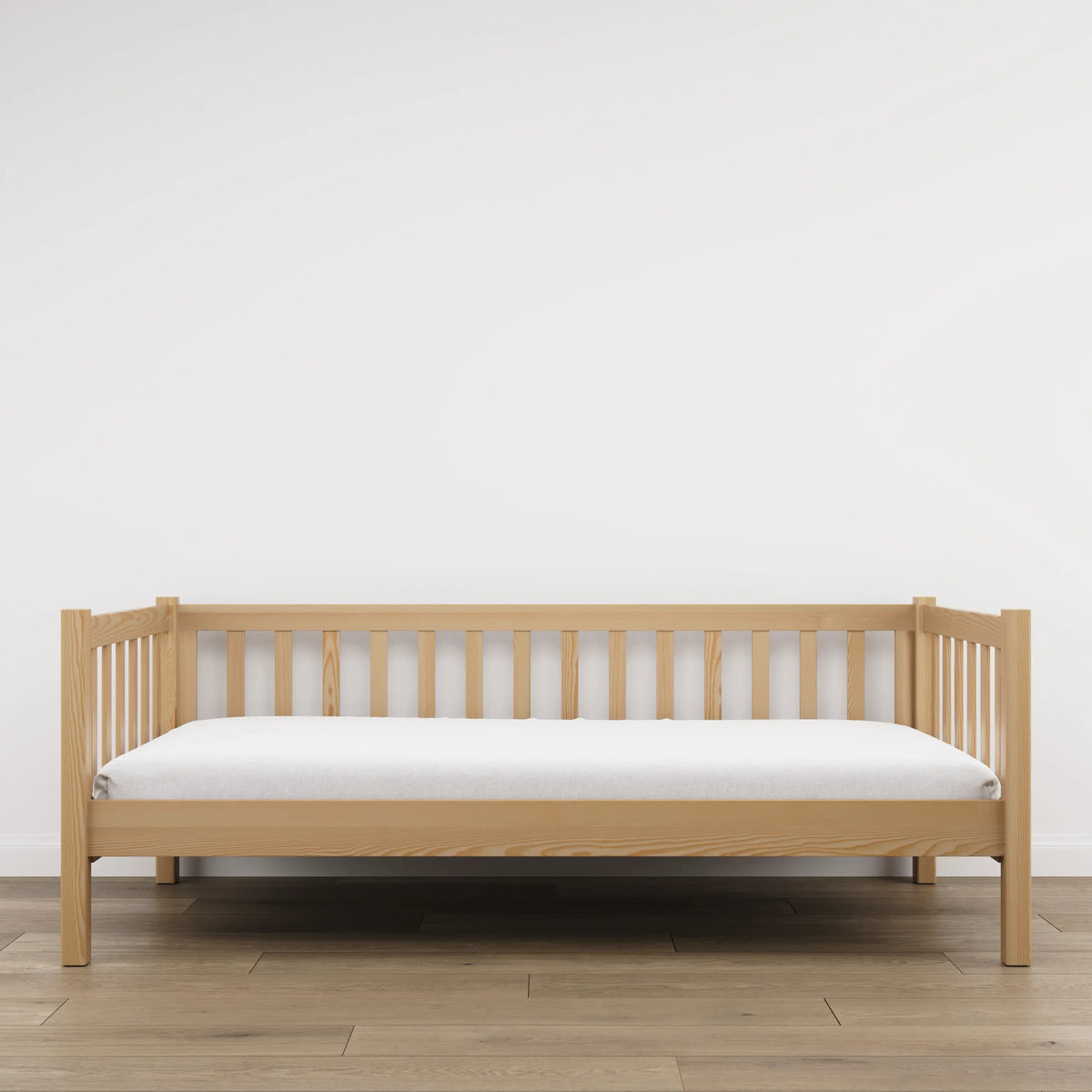 Natūralios pušies medienos sofa-lova - vaizdas iš šono, korpusas ir baldų proporcijos