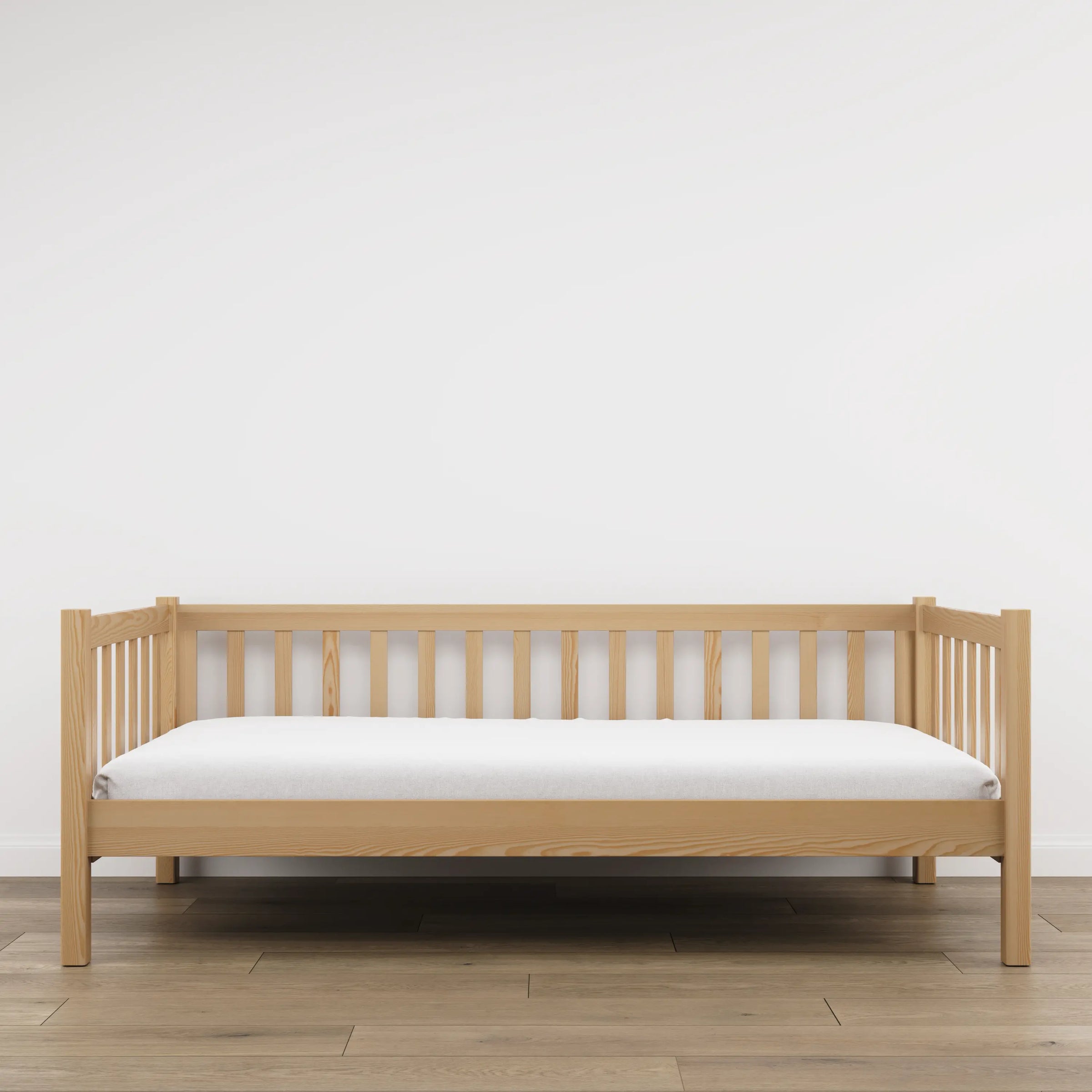 Natūralios pušies medienos sofa-lova - vaizdas iš šono, korpusas ir baldų proporcijos
