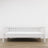 Balta medinė sofa-lova – vaizdas iš šono, baldų forma ir proporcijos