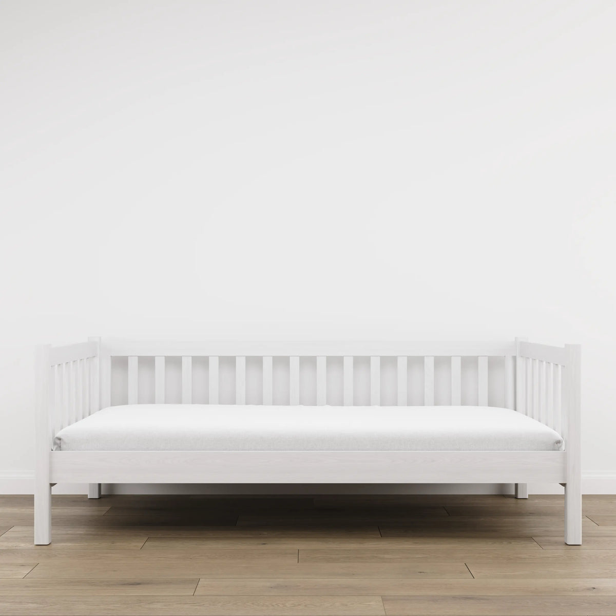 Balta medinė sofa-lova – vaizdas iš šono, baldų forma ir proporcijos