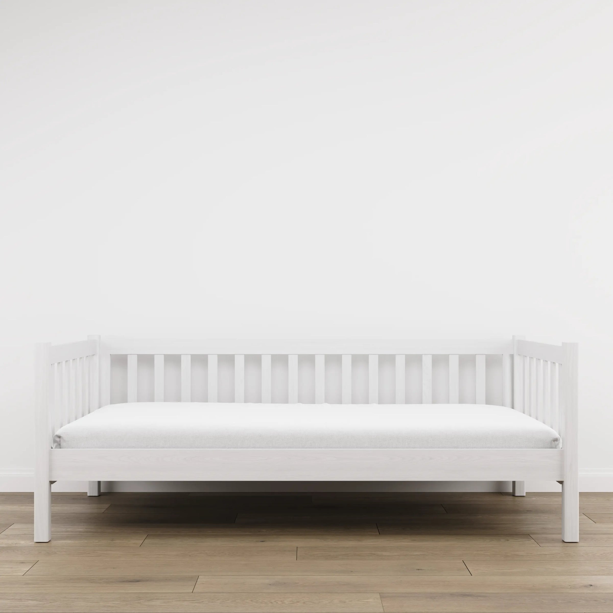 Balta medinė sofa-lova – vaizdas iš šono, baldų forma ir proporcijos