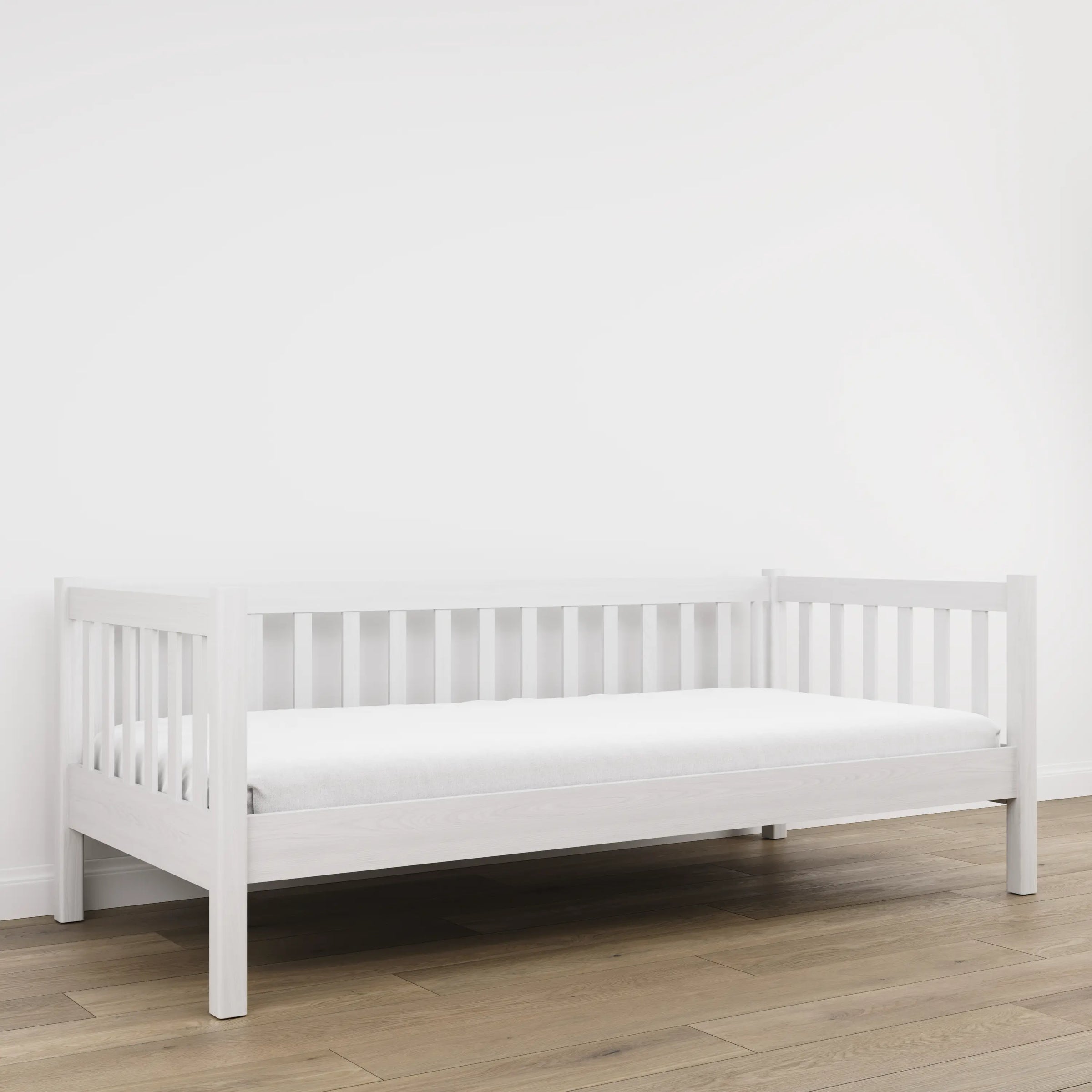 Balta sofa-lova - medinis šoninis barjeras, saugus vaikams